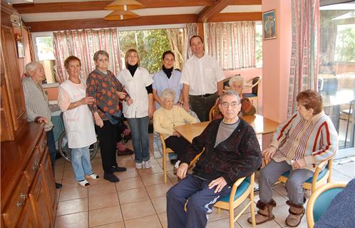 Frédéric Besançon, au fond à droite, en compagnie d'une partie du personnel soignant et de quelques résidents