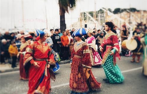 Les danseurs ont envahi le port. 