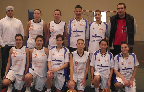 Les féminines de Sanary Basket club, avec Jean-Christophe Boréani et Didier Alfos, ont gagné ce dimanche.