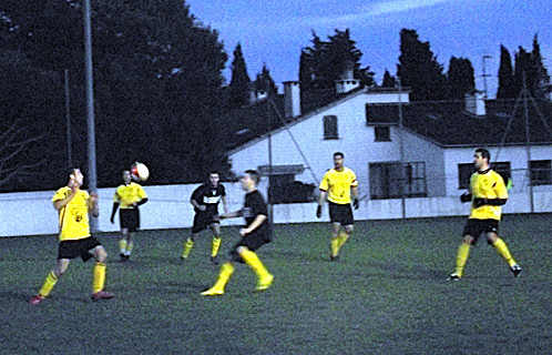 Programmé à 16h, le match s'est terminé à la tombée de la nuit.