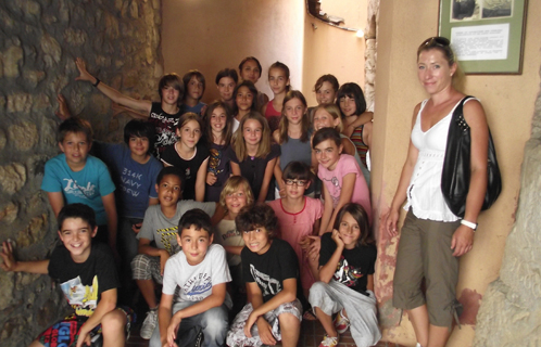 Chrystel Massa et Madame Baldacci avec la classe de CM2 de l'école Jean-Michel Cousteau à la Tour Romane.