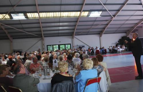 Déjeuner de fête pour les seniors.