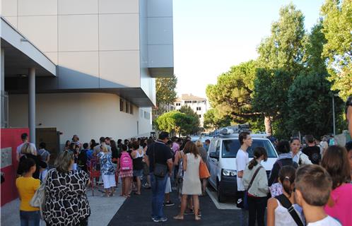 Parents et enfants attendent l'ouverture des portes