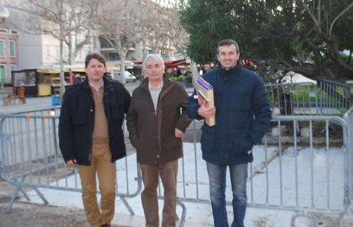 L'élu Jean-Luc Granet entouré de Christophe Ghigonetto et  Arnaud Franqueville devant l'ancien emplacement du Chamo