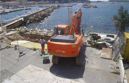 La pelleteuse tant attendue, annonciatrice des travaux. 