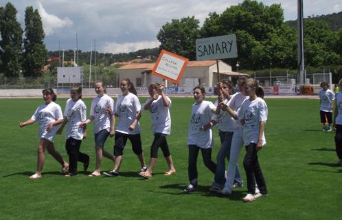 Les délégations ont défilé, ici les collèges de Six-Fours et Sanary.