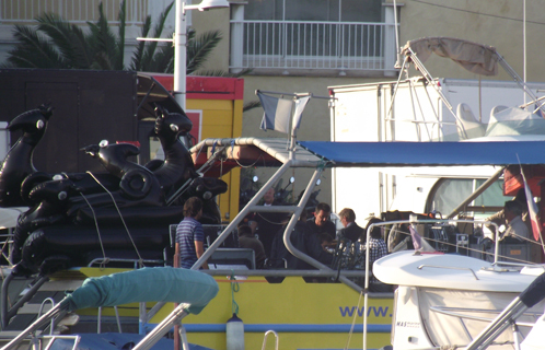 C'est le bateau du centre de plongée Ghost Sea qui a emmené l'équipe du tournage en mer avec des animaux gonflables qui ne seront pas passés inaperçus.