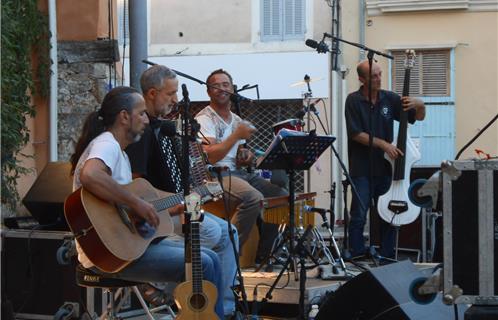 Les rythmes entraînants des 3 hombres et Jo Labita.
de g. à dr.: Jean Diez (guitare ukulele choeurs), Jo Labita (accordéon), Krys Leg (voix lead, percussions), Jean-Marc Pron (contrebassiste groover)