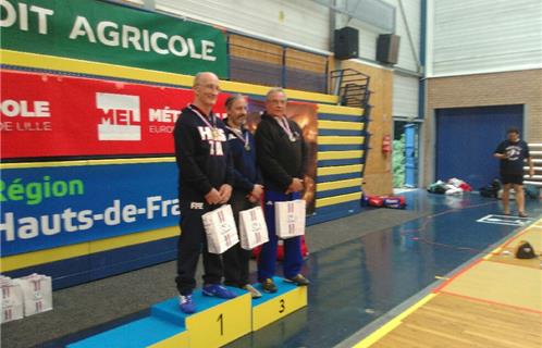 Championnat de France vétérans fleuret (V3) à Lille - juin 2018. Sur le podium : 1° Claude LE MONNIER (Paris)  - qui s'entraîne souvent à Six-Fours - et 3°  Jean-Pierre MION  (Société d'escrime de SIX-FOURS).