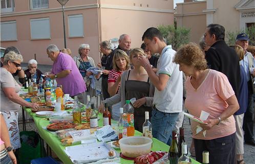 On s'est pressé, comme ici au Brusc, autour des buffets alimentés par les "voisins" 