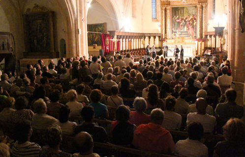 Salle comble à la collégiale Saint-Pierre vendredi soir.