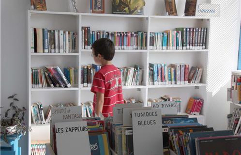 Damien vient régulièrement à la Bibliothèque pour Tous. Chaque fois il repart avec plusieurs titres.