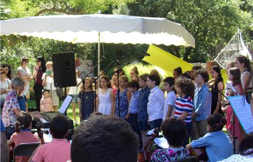 La chorale des enfants du Conservatoire National à Rayonnement Régional a ouvert la danse sous la direction de Caroline Indjein.