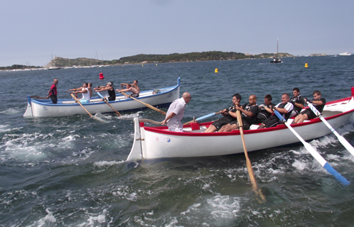 Une course de rames traditionnelle ici avec les Buscains (bleu) face à Martigues (rouge).