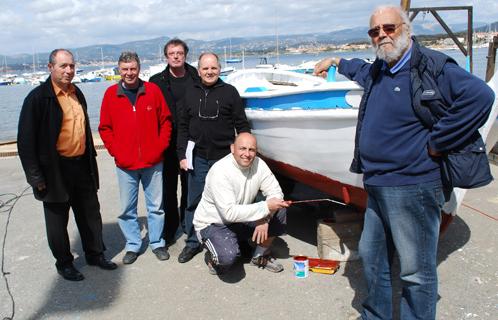 De gauche à droite : Hervé Fabre, conseillé municipal, Bernard Fournier (Lou Capian), Jean Luc Bonnefont (Institut Paul Ricard), Jo Fornassari (Président de Lou Capian), Didier Sophin, entrain de peindre son pointu, et Gilles Farrugia (Secrétaire Lou Capian).