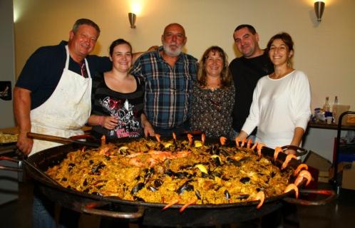 La magnifique paella de Jean-François Quin avec au centre Simone Bruno, présidente de l'association Lou Peilou,  et son mari entourés de l'équipe du cuisinier