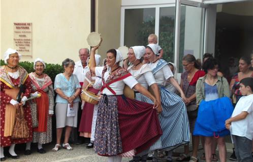 Danses du Raioulet sur le parvis de l'église.