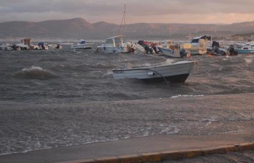 Ce matin: le port du Brusc balayé par le vent