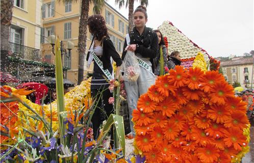 Miss Ollioules sur le char du Comité des Fêtes