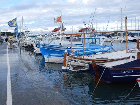 L'eau déborde dans le port du Brusc.