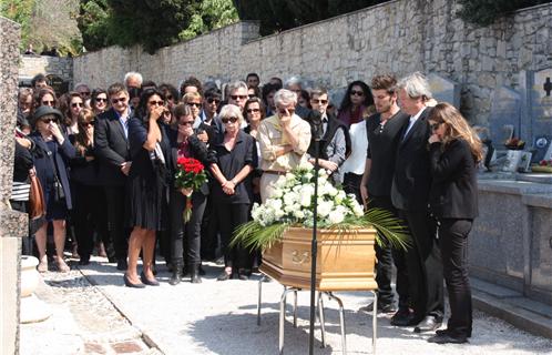 Son époux, Thierry Funck-Brentano,  entouré de leurs enfants Mathieu et Iris face au cercueil d'une épouse et d'une mère chérie.