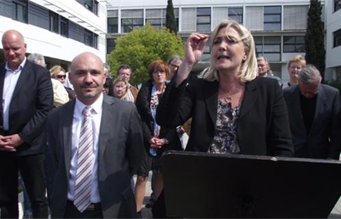 Marine Le Pen a parlé des problématiques de santé devant la maternité de la Seyne. Frédéric Boccaletti est à ses côtés.