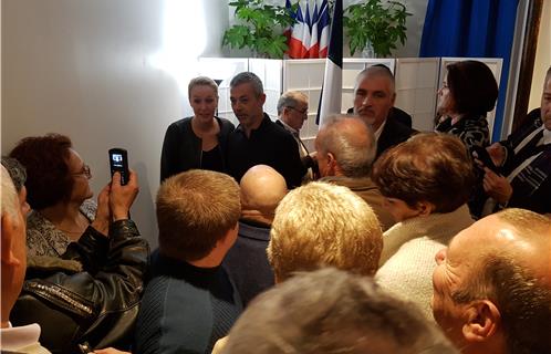 Marion Maréchal-Le Pen pose avec les adhérents du Parti. 
