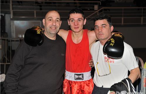 Patrick Pimpin, président du Club et Raymond, l'entraineur, aux côtés de leur champion Simon Jaufret