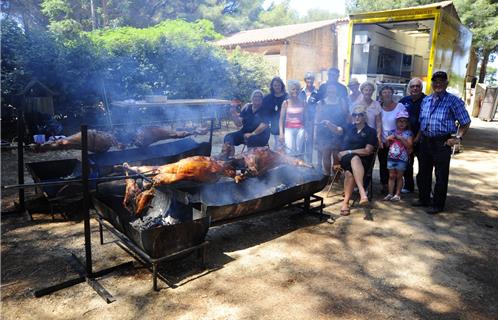 Le staff, bénévoles, et préparateurs, ainsi que le Président des Lônes mon village Mr Da Silva (à droite)