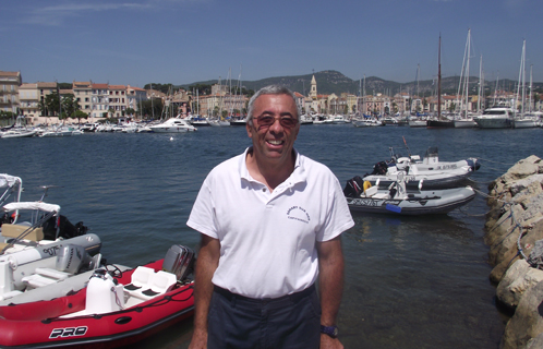 Daniel Bernard, passionné de la mer et Sanaryen d'origine, raconte l'histoire du port avec passion.