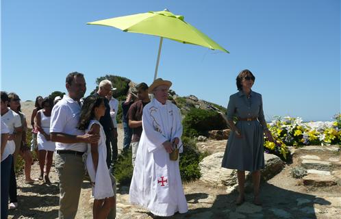 Mr François-Xavier Diaz, Directeur Général de la SOCIETE Paul Ricard, le père Peter du Brusc, et Danièle Ricard devant la tombe de Paul Ricard