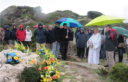 La pluie battante n'a pas empéché le recueillement sur la tombe de Paul Ricard