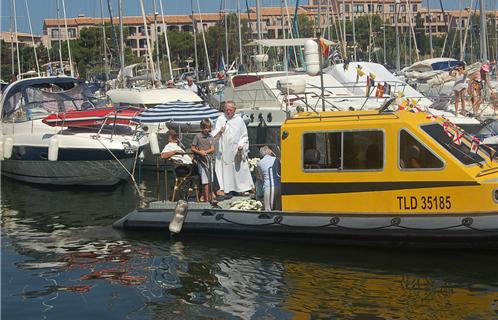 Le père Peter, curé du Brusc, a béni la mer et ses marins 