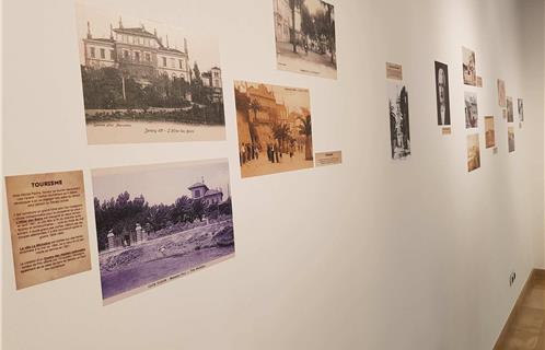 Le Hall d'entrée de la Médiathèque offre une exposition sur la vie de Michel Pacha et son oeuvre dans la commune. 