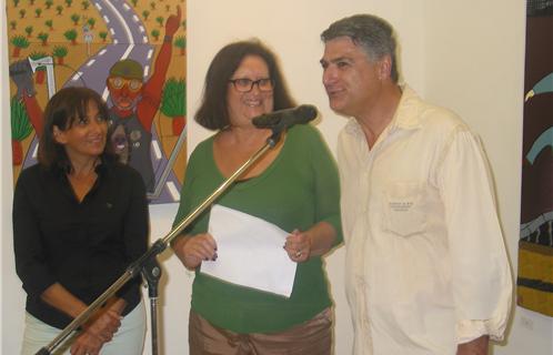 Dominique Ducasse, adjointe à la culture (au centre) et Jocelyne Caprile, conseillère municipale, inauguraient l'exposition en présence de l'artiste