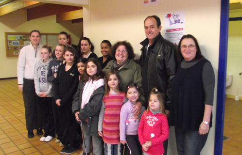 Michèle Liguori, André Mercheyer,Françoise Le Fur Balmat et les élèves du réveil six-fournais.