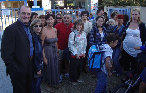 Les parents d'élèves réunis devant l'école.Yves Draveton s'est rendu sur les lieux pour discuter avec ces derniers.