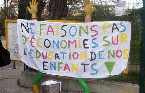 Manifestation devant l'école Ernest-Renan contre l'intégration de l'école Jules-Verne et la fermeture de trois écoles (élémentaire Jules-Verne, maternelles Mabily et Romain-Rolland)