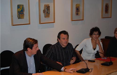 Jean-Michel Bonnus (au centre) présente son association au maire et aux élus