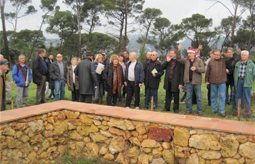 Robert Bénéventi  au milieu des membres de son conseil municipal et des représentants des associations  à l’heure de l’inauguration.