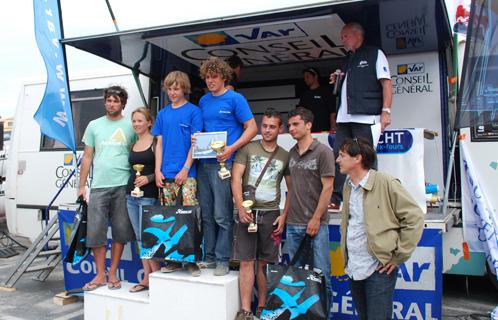 Podium de la catégorie Hobie Cat 16 avec Spi : En première place Vincent Domand et Titouan Fafournoux de La Rochelle, un équipage australien, Booth Taylor et Emma Sturgeon, est monté sur la deuxième marche du podium. David Krief et Christophe Tari de Roquebrune ont terminé troisième.