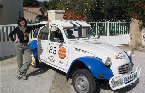 Catherine Juan aux côtés de sa 2cv rutilante