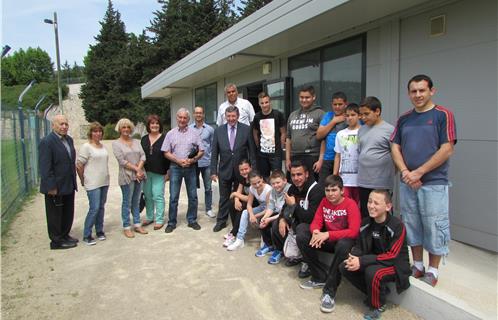 A droite, Nicolas Gomez, le nouvel animateur de la Maison des Jeunes d'Ollioules au milieu des élus et de quelques uns des gamins présents