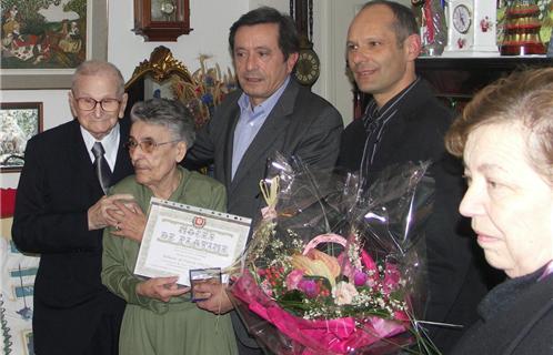 Les époux en présence de Jean-Sébastien Vialatte et de Joseph Mulé, premier adjoint, lors de la remise du diplôme.