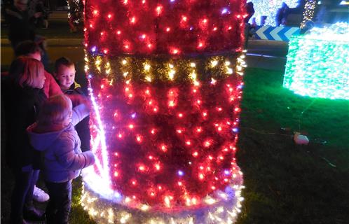 La boîte aux lettres du Père Noël lumineuse chante à chaque lettre. N'oubliez pas de mettre votre adresse pour qu'il vous réponde !