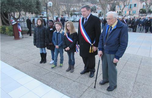 Quatre générations pour ce devoir de mémoire : de gauche à droite, Clara Pain, Maire du Conseil Municipal des Jeunes et ses adjoints, Robert Bénéventi, Maire d'Ollioules et Louis Giordano, président de la FNACA