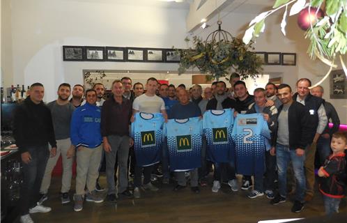 Le Rugby Club Bruscain avec ses nouveaux maillots. Au milieu, le président Paul Tornato et Eric Runderkamp de La Citadelle.