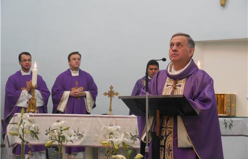 La messe inaugurale a été célébrée par Monseigneur Jean-Yves Molinas, Vicaire du Diocèse représentant l'Evêque, et concélébrée par les trois prêtres de Six-Fours: Ronizés Queiroz Geber et ses vicaires Augusto Zanin et Luciano de Oliveira Paula.