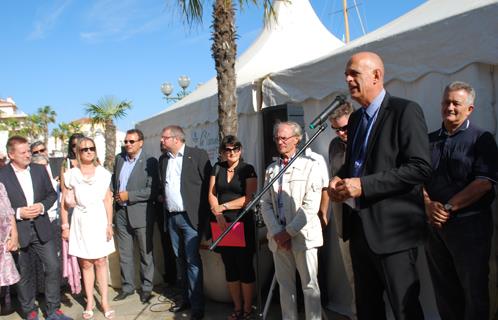 Inauguration de l'exposition avec au micro le maire de Sanary et à ses côtés les élus des villes jumelées.