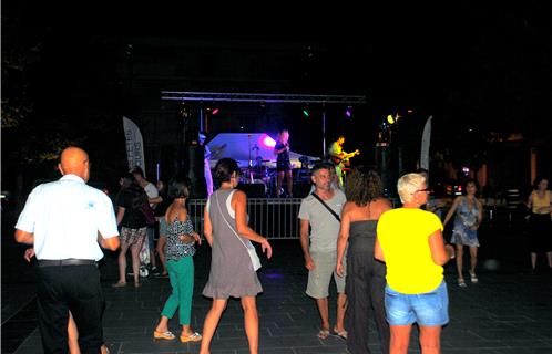 Danse en famille place des Poilus